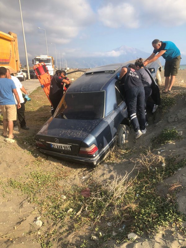 Park halindeki araca çarpıp kum tepesine saplandı
