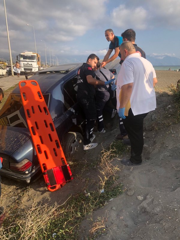 Park halindeki araca çarpıp kum tepesine saplandı