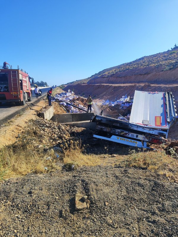 Kaza yapan tırda alevler içerisinde kalan baba ve 13 yaşındaki oğlu hayatını kaybetti (Fotoğraflı - Görüntülü) Mehmet İhsan Çakar HATAY (İHA) - Hatay'da sürücüsünün kontrolünden çıkan tır yol kenarına devrildi. Kaza sonrası alev alan tırdaki baba ve 13 yaşındaki oğlu yanarak can verdi. Kaza, Kırıkhan ilçesi Ilıkpınar Mahallesi'nde yaşandı. 31 DCM 29 plakalı gübre yüklü tır, sürücüsünün kontrolünü kaybetmesiyle yol kenarına devrildi. Yol kenarına devrilen tır alev alarak yanmaya başladı. Alevlere teslim olan tırdaki, baba Necmettin Cengiz ve 13 yaşındaki Resul Cengiz hayatını kaybetti. Kazayı gören çevredekilerin durumu 112 Acil Çağrı Merkezi'ne bildirilmesi üzerine olay yerine jandarma, sağlık ve itfaiye ekipleri sevk edildi. Kısa sürede bölgeye intikal eden itfaiye ekipleri, tır yangınına müdahale ederek söndürürken baba ve oğluna ait cenaze sağlık ekiplerine teslim edildi. Sağlık ekipleri, cenazeleri adli morga kaldırıldı. Jandarma ekipleri, kazayla ilgili inceleme başlattı.
