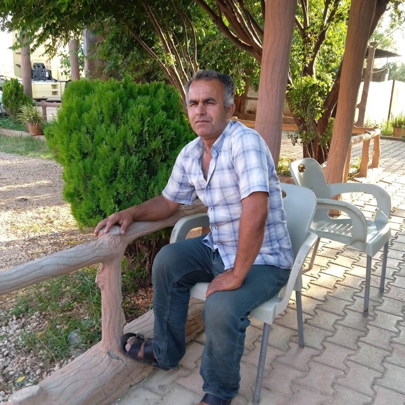 Kaza yapan tırda alevler içerisinde kalan baba ve 13 yaşındaki oğlu hayatını kaybetti (Fotoğraflı - Görüntülü) Mehmet İhsan Çakar HATAY (İHA) - Hatay'da sürücüsünün kontrolünden çıkan tır yol kenarına devrildi. Kaza sonrası alev alan tırdaki baba ve 13 yaşındaki oğlu yanarak can verdi. Kaza, Kırıkhan ilçesi Ilıkpınar Mahallesi'nde yaşandı. 31 DCM 29 plakalı gübre yüklü tır, sürücüsünün kontrolünü kaybetmesiyle yol kenarına devrildi. Yol kenarına devrilen tır alev alarak yanmaya başladı. Alevlere teslim olan tırdaki, baba Necmettin Cengiz ve 13 yaşındaki Resul Cengiz hayatını kaybetti. Kazayı gören çevredekilerin durumu 112 Acil Çağrı Merkezi'ne bildirilmesi üzerine olay yerine jandarma, sağlık ve itfaiye ekipleri sevk edildi. Kısa sürede bölgeye intikal eden itfaiye ekipleri, tır yangınına müdahale ederek söndürürken baba ve oğluna ait cenaze sağlık ekiplerine teslim edildi. Sağlık ekipleri, cenazeleri adli morga kaldırıldı. Jandarma ekipleri, kazayla ilgili inceleme başlattı.