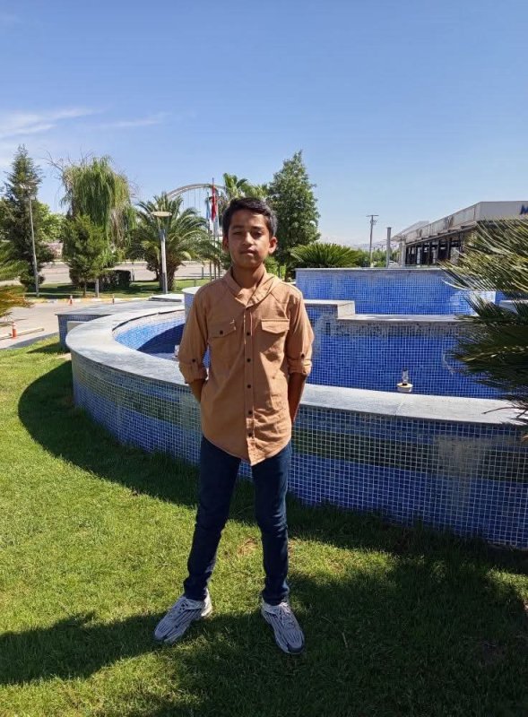 Kaza yapan tırda alevler içerisinde kalan baba ve 13 yaşındaki oğlu hayatını kaybetti (Fotoğraflı - Görüntülü) Mehmet İhsan Çakar HATAY (İHA) - Hatay'da sürücüsünün kontrolünden çıkan tır yol kenarına devrildi. Kaza sonrası alev alan tırdaki baba ve 13 yaşındaki oğlu yanarak can verdi. Kaza, Kırıkhan ilçesi Ilıkpınar Mahallesi'nde yaşandı. 31 DCM 29 plakalı gübre yüklü tır, sürücüsünün kontrolünü kaybetmesiyle yol kenarına devrildi. Yol kenarına devrilen tır alev alarak yanmaya başladı. Alevlere teslim olan tırdaki, baba Necmettin Cengiz ve 13 yaşındaki Resul Cengiz hayatını kaybetti. Kazayı gören çevredekilerin durumu 112 Acil Çağrı Merkezi'ne bildirilmesi üzerine olay yerine jandarma, sağlık ve itfaiye ekipleri sevk edildi. Kısa sürede bölgeye intikal eden itfaiye ekipleri, tır yangınına müdahale ederek söndürürken baba ve oğluna ait cenaze sağlık ekiplerine teslim edildi. Sağlık ekipleri, cenazeleri adli morga kaldırıldı. Jandarma ekipleri, kazayla ilgili inceleme başlattı.