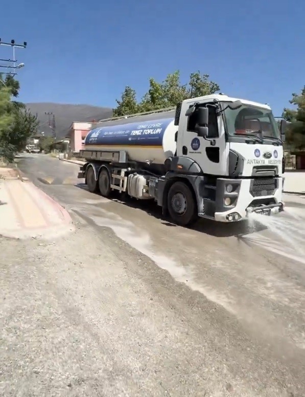 Antakyada yangından etkilenen bölgelerde hummalı temizlik çalışması