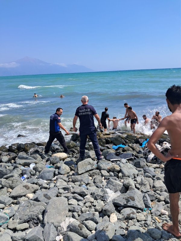 Hatayda denizde akıntıya kapılan 2 gencin korku dolu anları kamerada