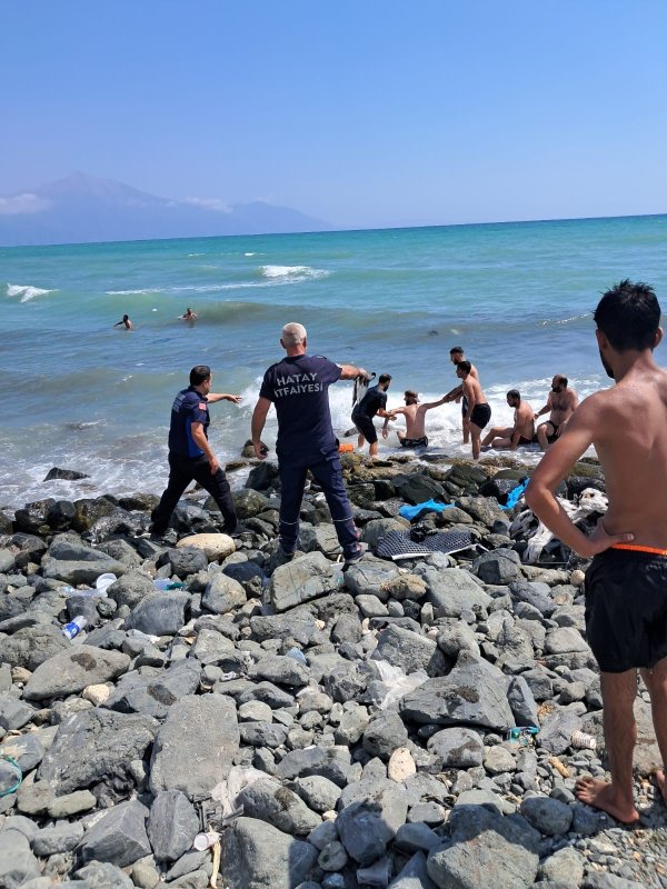 Hatayda denizde akıntıya kapılan 2 gencin korku dolu anları kamerada