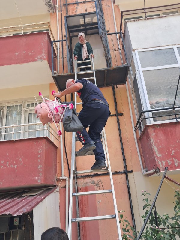 Binanın dışındaki asansörde mahsur kalan anne ve çocuğu itfaiye kurtardı