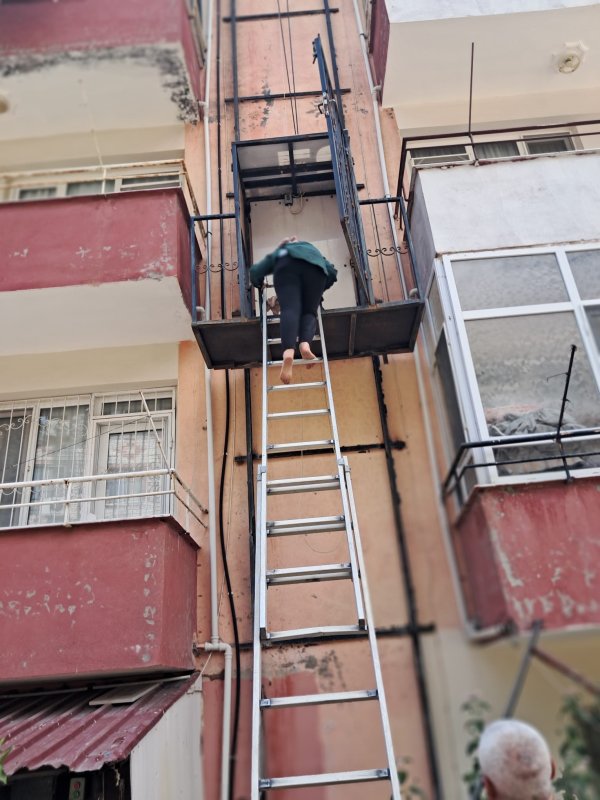 Binanın dışındaki asansörde mahsur kalan anne ve çocuğu itfaiye kurtardı