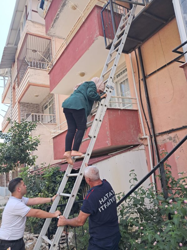 Binanın dışındaki asansörde mahsur kalan anne ve çocuğu itfaiye kurtardı