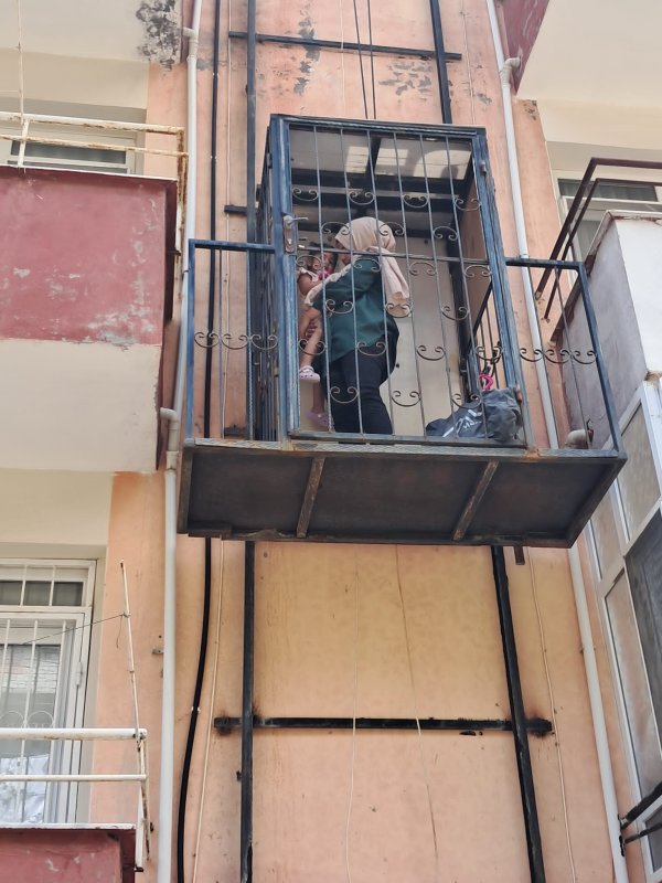 Binanın dışındaki asansörde mahsur kalan anne ve çocuğu itfaiye kurtardı