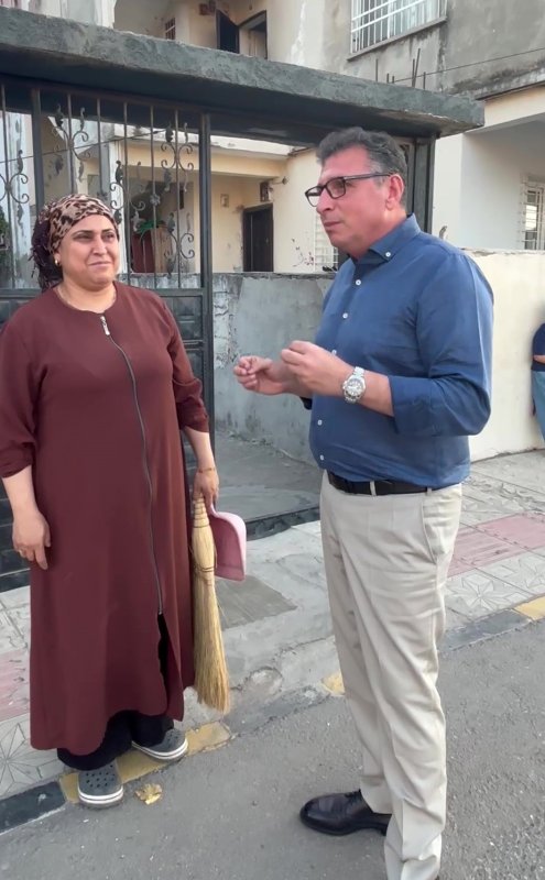 Belediye başkanı sokağı süpüren kadının elinden süpürgeyi alıp kendi süpürdü