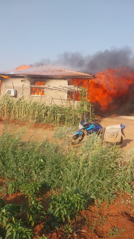 Müstakil ev alevlere teslim oldu