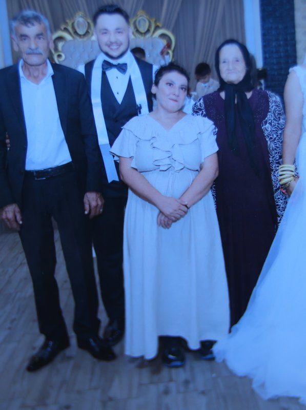 Depremde oğlunu, gelini ve torunlarını kaybeden acılı anne, 12 gündür zihinsel engelli kızından gelecek umutlu haberi bekliyor (Fotoğraflı) Ramazan İlın - Mehmet İhsan Çakar HATAY (İHA) - Hatay’da yaşayan ve depremde; oğlu, gelini ve torunları vefat eden acılı anne Senem Şaklar’ın zihinsel engelli kızı Necla 12 gün önce sırra kadem basarak ortadan kayboldu. Depremde yuvası yıkılan ve üzüntüyle yaşayan anne Şaklar, evden ayrılan ve günlerdir geri gelmeyen kızından gelecek umutlu haberi bekliyor. Kırıkhan ilçesi Karataş Mahallesi’nde yaşayan Senem Şaklar; oğlu Ümit’i, gelini Gönül’ü ve torunları; Kerim ile Hüseyin Arif’i depremde kaybetti. Depremde büyük acılar yaşayan Şaklar, yüzde 70 zihinsel engelli olan kızı Necla Şaklar ile birlikte hayata tutunmaya çalışıyor. Depremden sonra evi yıkılan ve konteynerda kalan Şaklar’ın kızı Necla 30 Haziran tarihinde evden ayrılarak sırra kadem bastı. Eve bir daha geri dönmeyen Necla’dan haber alamayan Şaklar ailesi, zihinsel engelli kızlarından gelecek umutlu haberi bekliyor. "Kızım önümüzdeki pazartesi günü 15 gün olacak, kızımı görenler jandarmaya ve polise haber etsin" Depremde oğlunu, gelini ve torunlarını kaybeden ve zihinsel engelli kızı 2 haftadır kayıp olan acılı anne Senem Şaklar, "Depremden hemen sonra telefona sarıldık. Çocuğumu aradık ama ses çıkmadı. Oğlum gitti ama kardeşini bulamadı. Kocam gitti ve enkazda buldu. Oğlum ve ailesinin ölüsünü buldular. Oğlum Ümit Şaklar, gelinim Gönül Şaklar. Torunlarım; Kerim ve Hüseyin Arif Şaklar. Biri oğlum, ikisi torunum ve biri gelinim hepsi gitti. Enkazdan çıktığı gibi gömüldü. Kızım engelli. Kızım önümüzdeki pazartesi günü 15 gün olacak. En son Reyhanlı’da görüldüğünü duyduk. Kızım Necla Şaklar, orada görünmüştü. Kızımı bulup getirsinler, kuzumu emniyete bildirdim ve her tarafı da millete haber verdim. Kafasına göre gidiyor ve söz dinlemiyor. Kızımı görenler jandarmaya ve polise haber verin. Kızımı getirsinler. Kızım dönsün eve gelsin. Kimseye kanmasın ve eve geri dönsün" ifadelerini kullandı.