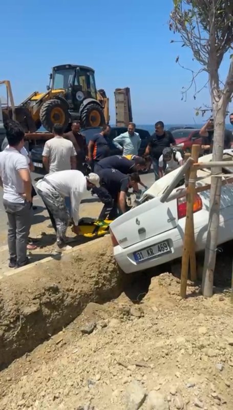 Arsuzda orta refüje devrilen otomobilin sürücüsü yaralandı