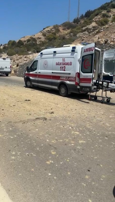 Arsuzda orta refüje devrilen otomobilin sürücüsü yaralandı