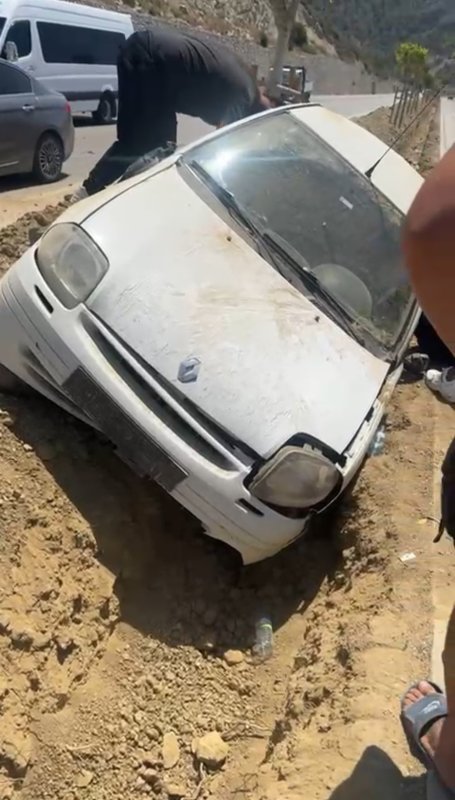 Arsuzda orta refüje devrilen otomobilin sürücüsü yaralandı