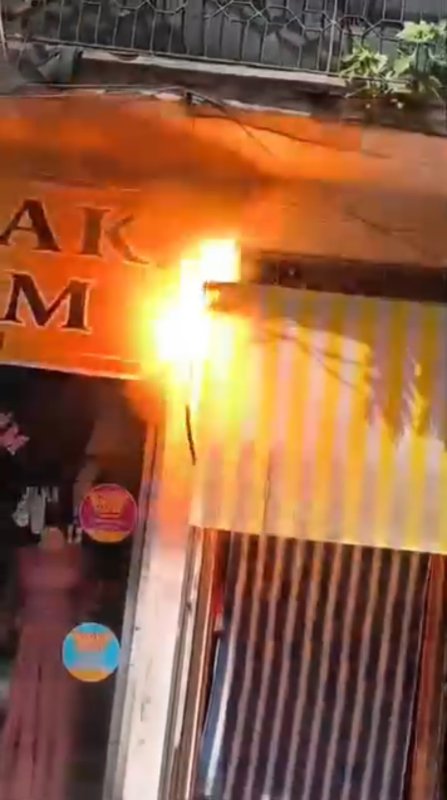 Elektrik tesisatındaki patlama paniğe neden oldu