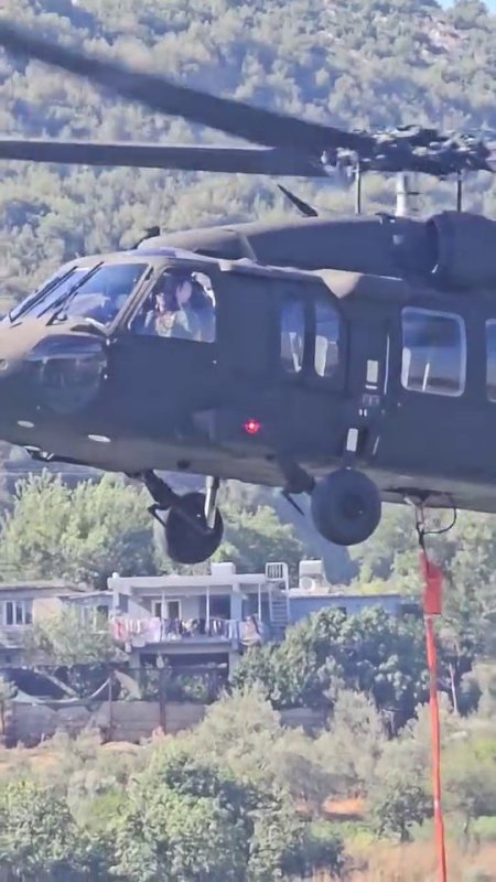 Skorsky pilotundan küçük çocuğa yürek ısıtan selam