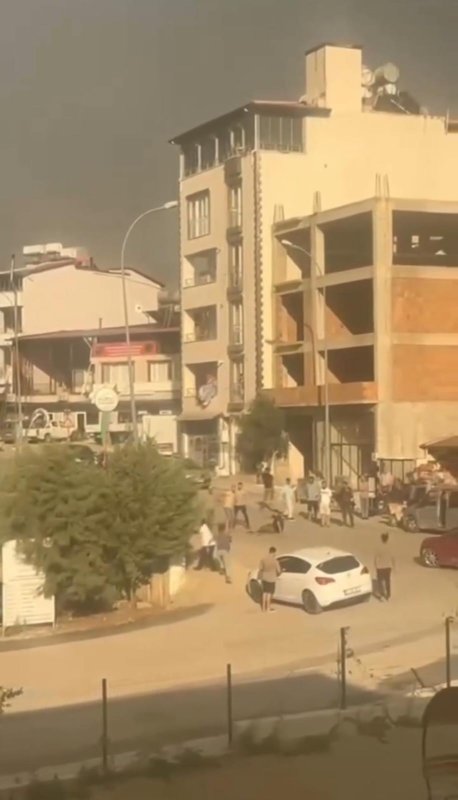 Kapıyı açmasıyla motosiklet sürücüsü yere yığıldı