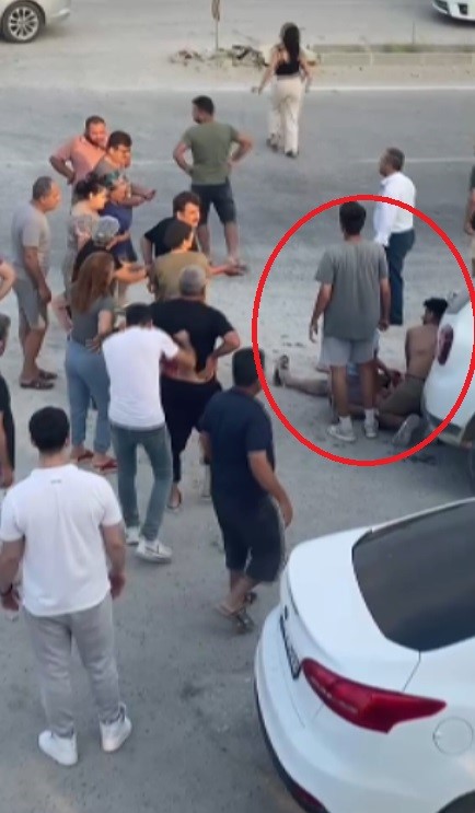 Hatay'da Trafik Kazası Sonrası Bıçaklı Kavga: 1 Ölü, 3 Yaralı Kaza sonrası çıkan kavgada 1 kişi öldü, 3 kişi yaralandı: Korku dolu anlar kamerada - 3 çocuk babasının öldüğü, 3 kişinin yaralandığı bıçaklı kavga anı kamerada HATAY (İHA) - Hatay’ın Samandağ ilçesinde meydana gelen trafik kazası sonrası 3 çocuk babası Alkan Ergin’in öldüğü ve 3 kişinin yaralandığı bıçaklı kavga anı, cep telefonu kamerasına yansıdı. Samandağ ilçesi Yeşilköy Mahallesi’nde trafik kazası yaşandı. Kazanın ardından taraflar arasında çıkan tartışma bıçaklı kavgaya dönüştü. Bıçakların kullanıldığı kavgada 1 kişi ölürken 3 kişi yaralandı. Bıçaklı kavgada 3 çocuk babası 40 yaşındaki Alkan Ergin ölürken, Süleyman E., Habib E. ve Ali E.’nin yaralandığı anlar cep telefonu kamerasına yansıdı. Kavgayı görenlerin durumu 112 Acil Çağrı Merkezi’ne bildirmesi üzerine olay yerine polis ve ambulans ekipleri sevk edildi. Kısa sürede bölgeye gelen sağlık ekipleri, Ergin’in cansız bedenini adli morga götürürken, 3 yaralı ise hastaneye sevk edildi. Polis ekipleri, olayla ilgili geniş çaplı inceleme başlattı.