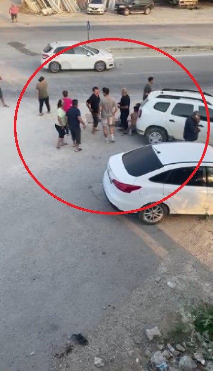 Hatay'da Trafik Kazası Sonrası Bıçaklı Kavga: 1 Ölü, 3 Yaralı Kaza sonrası çıkan kavgada 1 kişi öldü, 3 kişi yaralandı: Korku dolu anlar kamerada - 3 çocuk babasının öldüğü, 3 kişinin yaralandığı bıçaklı kavga anı kamerada HATAY (İHA) - Hatay’ın Samandağ ilçesinde meydana gelen trafik kazası sonrası 3 çocuk babası Alkan Ergin’in öldüğü ve 3 kişinin yaralandığı bıçaklı kavga anı, cep telefonu kamerasına yansıdı. Samandağ ilçesi Yeşilköy Mahallesi’nde trafik kazası yaşandı. Kazanın ardından taraflar arasında çıkan tartışma bıçaklı kavgaya dönüştü. Bıçakların kullanıldığı kavgada 1 kişi ölürken 3 kişi yaralandı. Bıçaklı kavgada 3 çocuk babası 40 yaşındaki Alkan Ergin ölürken, Süleyman E., Habib E. ve Ali E.’nin yaralandığı anlar cep telefonu kamerasına yansıdı. Kavgayı görenlerin durumu 112 Acil Çağrı Merkezi’ne bildirmesi üzerine olay yerine polis ve ambulans ekipleri sevk edildi. Kısa sürede bölgeye gelen sağlık ekipleri, Ergin’in cansız bedenini adli morga götürürken, 3 yaralı ise hastaneye sevk edildi. Polis ekipleri, olayla ilgili geniş çaplı inceleme başlattı.