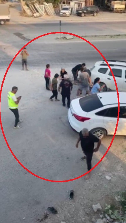 Hatay'da Trafik Kazası Sonrası Bıçaklı Kavga: 1 Ölü, 3 Yaralı Kaza sonrası çıkan kavgada 1 kişi öldü, 3 kişi yaralandı: Korku dolu anlar kamerada - 3 çocuk babasının öldüğü, 3 kişinin yaralandığı bıçaklı kavga anı kamerada HATAY (İHA) - Hatay’ın Samandağ ilçesinde meydana gelen trafik kazası sonrası 3 çocuk babası Alkan Ergin’in öldüğü ve 3 kişinin yaralandığı bıçaklı kavga anı, cep telefonu kamerasına yansıdı. Samandağ ilçesi Yeşilköy Mahallesi’nde trafik kazası yaşandı. Kazanın ardından taraflar arasında çıkan tartışma bıçaklı kavgaya dönüştü. Bıçakların kullanıldığı kavgada 1 kişi ölürken 3 kişi yaralandı. Bıçaklı kavgada 3 çocuk babası 40 yaşındaki Alkan Ergin ölürken, Süleyman E., Habib E. ve Ali E.’nin yaralandığı anlar cep telefonu kamerasına yansıdı. Kavgayı görenlerin durumu 112 Acil Çağrı Merkezi’ne bildirmesi üzerine olay yerine polis ve ambulans ekipleri sevk edildi. Kısa sürede bölgeye gelen sağlık ekipleri, Ergin’in cansız bedenini adli morga götürürken, 3 yaralı ise hastaneye sevk edildi. Polis ekipleri, olayla ilgili geniş çaplı inceleme başlattı.