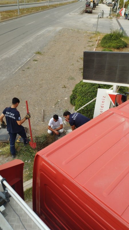 Rögara düşen yavru kediyi itfaiye ekipleri kurtardı