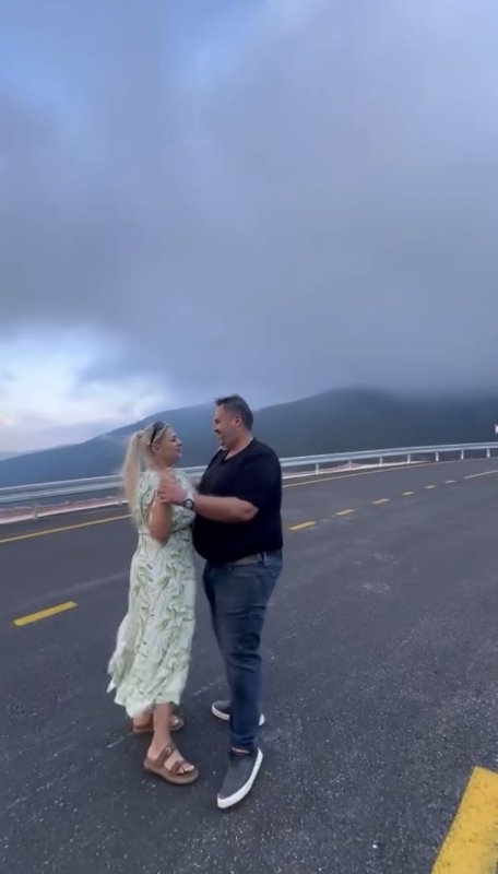 Manzarasıyla mest eden yolda ilgi odağı olan dans (Fotoğraflı) Arzu Kübra Doğan HATAY (İHA) - Hatay Büyükşehir Belediyesi tarafından yapımı tamamlanan ve manzarasıyla mest eden Serinyol - Madenli yolunu üzerinde dans ederek kutlayan çiftin o anları ilgi odağı oldu. Hatay Büyükşehir Belediyesi (HBB), Arsuz ilçesi ile Antakya arasındaki mesafeyi 76 kilometreden 55 kilometreye düşüren Serinyol-Madenli yolunun yapımını tamamladı. Yaylaların arasından uzanarak 2 ilçeyi birbirine bağlayan ve 26 Temmuz Cumartesi günü açılışı planlanan yola vatandaşlar yoğun ilgi gösterdi. Doğayla bütünleşen yolda bir çiftin dans ederek kutlama yaptığı anlar ise sosyal medyada büyük ilgi gördü. Çiftin dans ettiği görüntüler kısa sürede binlerce kişi tarafından izlendi.