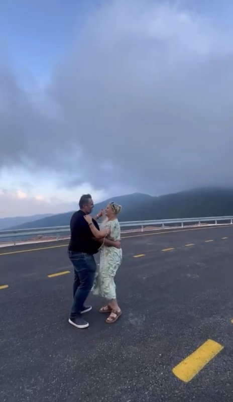 Manzarasıyla mest eden yolda ilgi odağı olan dans (Fotoğraflı) Arzu Kübra Doğan HATAY (İHA) - Hatay Büyükşehir Belediyesi tarafından yapımı tamamlanan ve manzarasıyla mest eden Serinyol - Madenli yolunu üzerinde dans ederek kutlayan çiftin o anları ilgi odağı oldu. Hatay Büyükşehir Belediyesi (HBB), Arsuz ilçesi ile Antakya arasındaki mesafeyi 76 kilometreden 55 kilometreye düşüren Serinyol-Madenli yolunun yapımını tamamladı. Yaylaların arasından uzanarak 2 ilçeyi birbirine bağlayan ve 26 Temmuz Cumartesi günü açılışı planlanan yola vatandaşlar yoğun ilgi gösterdi. Doğayla bütünleşen yolda bir çiftin dans ederek kutlama yaptığı anlar ise sosyal medyada büyük ilgi gördü. Çiftin dans ettiği görüntüler kısa sürede binlerce kişi tarafından izlendi.