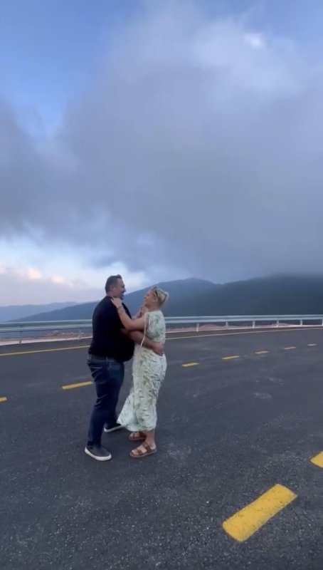 Manzarasıyla mest eden yolda ilgi odağı olan dans (Fotoğraflı) Arzu Kübra Doğan HATAY (İHA) - Hatay Büyükşehir Belediyesi tarafından yapımı tamamlanan ve manzarasıyla mest eden Serinyol - Madenli yolunu üzerinde dans ederek kutlayan çiftin o anları ilgi odağı oldu. Hatay Büyükşehir Belediyesi (HBB), Arsuz ilçesi ile Antakya arasındaki mesafeyi 76 kilometreden 55 kilometreye düşüren Serinyol-Madenli yolunun yapımını tamamladı. Yaylaların arasından uzanarak 2 ilçeyi birbirine bağlayan ve 26 Temmuz Cumartesi günü açılışı planlanan yola vatandaşlar yoğun ilgi gösterdi. Doğayla bütünleşen yolda bir çiftin dans ederek kutlama yaptığı anlar ise sosyal medyada büyük ilgi gördü. Çiftin dans ettiği görüntüler kısa sürede binlerce kişi tarafından izlendi.