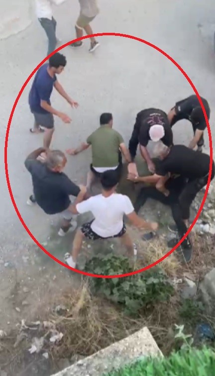 Kavgayı ayırmak isterken aldığı bıçak darbesiyle hayatını kaybettiği ortaya çıktı (Fotoğraflı) Ramazan İlın - Arzu Kübra Doğan HATAY (İHA) - Hatay'ın Samandağ ilçesinde meydana gelen trafik kazası sonrası çıkan kavgayı ayırmak isterken, aldığı bıçak darbesiyle can veren 3 çocuk babası Alkan Ergin'in cenazesi toprağa defnedildi. Samandağ ilçesi Yeşilköy Mahallesi'nde trafik kazası yaşandı. Kazanın ardından taraflar arasında çıkan tartışma bıçaklı kavgaya dönüşmüştü. Bıçakların kullanıldığı kavgada 1 kişi ölürken 3 kişi yaralanmıştı. Bıçaklı kavgada 3 çocuk babası 40 yaşındaki Alkan Ergin ölürken, Süleyman E., Habib E. ve Ali E.'nin yaralandığı anlar cep telefonu kamerasına yansıdı. Bıçaklı kavgada ölen 3 çocuk babası Alkan Ergin'in cenazesi sevenlerin dualarıyla Yeşilköy Mahalle Mezarlığı'na defnedildi. Yakınlarının anlattıklarıyla birlikte Alkan Ergin'in kaza sonrası çıkan kavgayı ayırmak isterken aldığı bıçak darbesiyle vefat ettiği ortaya çıktı. "Bu mahallede masum ve sadece kavgayı ayırmaya gelen bir insan öldü" Kaza sonrası çıkan bıçaklı kavgayı ayırmak için müdahale eden Alkan Ergin'in vefat ettiğini söyleyen Mehmet Ali Ergin, "Öncelikle Ergin ailesi olarak Samandağ halkı olarak başımız sağ olsun. Burada gerçekleşen canice ölüme sebebiyet verenler yakalandı. Faillerin kimlikleri ve benimsedikleri kültür üzerinden yargılayıp suçlamak bizim acılarımızı ve yaralarımızın artmasına neden oluyorlar. Biz bu üslubu kabul etmiyoruz ve benimsemiyoruz. Bu mahallede masum ve sadece kavgayı ayırmaya gelen bir insan öldü. Bu olayın failleri yakalandı ve gerekli cezalar verilir. Başımız sağ olsun. Samandağ'ın başı sağ olsun" ifadelerini kullandı.