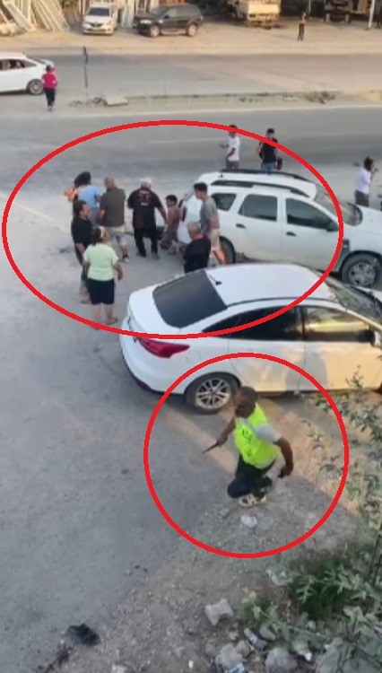 Kavgayı ayırmak isterken aldığı bıçak darbesiyle hayatını kaybettiği ortaya çıktı (Fotoğraflı) Ramazan İlın - Arzu Kübra Doğan HATAY (İHA) - Hatay'ın Samandağ ilçesinde meydana gelen trafik kazası sonrası çıkan kavgayı ayırmak isterken, aldığı bıçak darbesiyle can veren 3 çocuk babası Alkan Ergin'in cenazesi toprağa defnedildi. Samandağ ilçesi Yeşilköy Mahallesi'nde trafik kazası yaşandı. Kazanın ardından taraflar arasında çıkan tartışma bıçaklı kavgaya dönüşmüştü. Bıçakların kullanıldığı kavgada 1 kişi ölürken 3 kişi yaralanmıştı. Bıçaklı kavgada 3 çocuk babası 40 yaşındaki Alkan Ergin ölürken, Süleyman E., Habib E. ve Ali E.'nin yaralandığı anlar cep telefonu kamerasına yansıdı. Bıçaklı kavgada ölen 3 çocuk babası Alkan Ergin'in cenazesi sevenlerin dualarıyla Yeşilköy Mahalle Mezarlığı'na defnedildi. Yakınlarının anlattıklarıyla birlikte Alkan Ergin'in kaza sonrası çıkan kavgayı ayırmak isterken aldığı bıçak darbesiyle vefat ettiği ortaya çıktı. "Bu mahallede masum ve sadece kavgayı ayırmaya gelen bir insan öldü" Kaza sonrası çıkan bıçaklı kavgayı ayırmak için müdahale eden Alkan Ergin'in vefat ettiğini söyleyen Mehmet Ali Ergin, "Öncelikle Ergin ailesi olarak Samandağ halkı olarak başımız sağ olsun. Burada gerçekleşen canice ölüme sebebiyet verenler yakalandı. Faillerin kimlikleri ve benimsedikleri kültür üzerinden yargılayıp suçlamak bizim acılarımızı ve yaralarımızın artmasına neden oluyorlar. Biz bu üslubu kabul etmiyoruz ve benimsemiyoruz. Bu mahallede masum ve sadece kavgayı ayırmaya gelen bir insan öldü. Bu olayın failleri yakalandı ve gerekli cezalar verilir. Başımız sağ olsun. Samandağ'ın başı sağ olsun" ifadelerini kullandı.