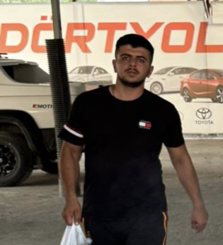 Baba, evladını defalarca bıçaklayarak öldürdü (Fotoğraflı) Esma Kural HATAY (İHA) - Hatay'da babası tarafından defalarca bıçaklanan genç hayatını kaybetti. Babanın, evladını bıçakladığı korku dolu anlarsa güvenlik kamerasına yansıdı. Olay, Dörtyol ilçesi Numune Evler Mahallesi'nde meydana geldi. İddiaya göre, 45 yaşındaki Zeki V., 31 ALM 46 plakalı motosikletle seyir halindeyken kasa kısmında bulunan 22 yaşındaki oğlu Mehmet V. ile tartışmaya başladı. Tartışma büyüyünce baba, motosikleti yol kenarında durdurdu ve oğlunu defalarca bıçakladı. Çevredeki vatandaşların ihbarı üzerine olay yerine 112 Acil Sağlık ve polis ekipleri sevk edildi. Ağır yaralanan Mehmet V., kaldırıldığı Dörtyol Devlet Hastanesi'nde yapılan tüm müdahalelere rağmen hayatını kaybetti. Olayın ardından baba Zeki V., polis ekipleri tarafından gözaltına alındı. Acı olayın yaşandığı anlar çevredeki bir iş yerinin güvenlik kamerasına yansıdı. Baba Zeki V., polis ekipleri tarafından gözaltına alınırken, olayla ilgili soruşturma sürüyor.