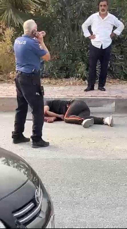 Baba, evladını defalarca bıçaklayarak öldürdü (Fotoğraflı) Esma Kural HATAY (İHA) - Hatay'da babası tarafından defalarca bıçaklanan genç hayatını kaybetti. Babanın, evladını bıçakladığı korku dolu anlarsa güvenlik kamerasına yansıdı. Olay, Dörtyol ilçesi Numune Evler Mahallesi'nde meydana geldi. İddiaya göre, 45 yaşındaki Zeki V., 31 ALM 46 plakalı motosikletle seyir halindeyken kasa kısmında bulunan 22 yaşındaki oğlu Mehmet V. ile tartışmaya başladı. Tartışma büyüyünce baba, motosikleti yol kenarında durdurdu ve oğlunu defalarca bıçakladı. Çevredeki vatandaşların ihbarı üzerine olay yerine 112 Acil Sağlık ve polis ekipleri sevk edildi. Ağır yaralanan Mehmet V., kaldırıldığı Dörtyol Devlet Hastanesi'nde yapılan tüm müdahalelere rağmen hayatını kaybetti. Olayın ardından baba Zeki V., polis ekipleri tarafından gözaltına alındı. Acı olayın yaşandığı anlar çevredeki bir iş yerinin güvenlik kamerasına yansıdı. Baba Zeki V., polis ekipleri tarafından gözaltına alınırken, olayla ilgili soruşturma sürüyor.