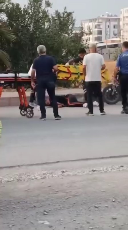 Baba, evladını defalarca bıçaklayarak öldürdü (Fotoğraflı) Esma Kural HATAY (İHA) - Hatay'da babası tarafından defalarca bıçaklanan genç hayatını kaybetti. Babanın, evladını bıçakladığı korku dolu anlarsa güvenlik kamerasına yansıdı. Olay, Dörtyol ilçesi Numune Evler Mahallesi'nde meydana geldi. İddiaya göre, 45 yaşındaki Zeki V., 31 ALM 46 plakalı motosikletle seyir halindeyken kasa kısmında bulunan 22 yaşındaki oğlu Mehmet V. ile tartışmaya başladı. Tartışma büyüyünce baba, motosikleti yol kenarında durdurdu ve oğlunu defalarca bıçakladı. Çevredeki vatandaşların ihbarı üzerine olay yerine 112 Acil Sağlık ve polis ekipleri sevk edildi. Ağır yaralanan Mehmet V., kaldırıldığı Dörtyol Devlet Hastanesi'nde yapılan tüm müdahalelere rağmen hayatını kaybetti. Olayın ardından baba Zeki V., polis ekipleri tarafından gözaltına alındı. Acı olayın yaşandığı anlar çevredeki bir iş yerinin güvenlik kamerasına yansıdı. Baba Zeki V., polis ekipleri tarafından gözaltına alınırken, olayla ilgili soruşturma sürüyor.