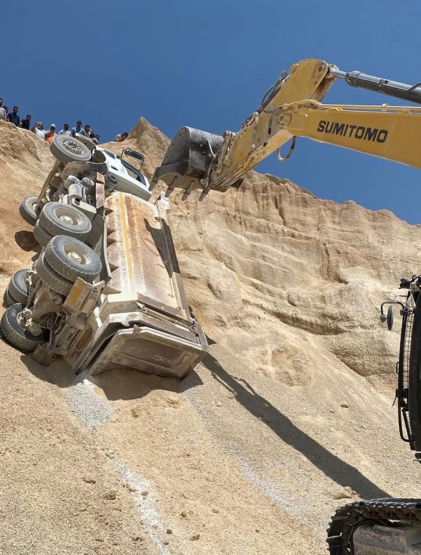 Hatay’da kum ocağında çalışan kamyon devrildi: 1 yaralı (Fotoğraflı) Arzu Kübra Doğan HATAY (İHA) - Hatay’da kum ocağında çalışan hafriyat kamyonu devrilerek yan yattı, kazada araç sürücüsü yaralandı. Edinilen bilgilere göre kaza, Antakya ilçesi Kuruyer Mahallesi’nde meydana geldi. Kum ocağında çalışan bir kamyonun devrilmesi sonucu sürücüsü yaralandı. Kazada, araç içerisinde sıkışan sürücüyü Hatay Büyükşehir Belediyesi’ne bağlı ekiplerin koordineli ve hızlı müdahalesiyle bulunduğu yerden kısa sürede kurtarıldı. Sürücü, olay yerindeki ilk müdahalenin ardından hastaneye kaldırıldı. Yaralı sürücünün sağlık durumunun iyi olduğu öğrenildi. Kazayla ilgili inceleme başlatıldı.