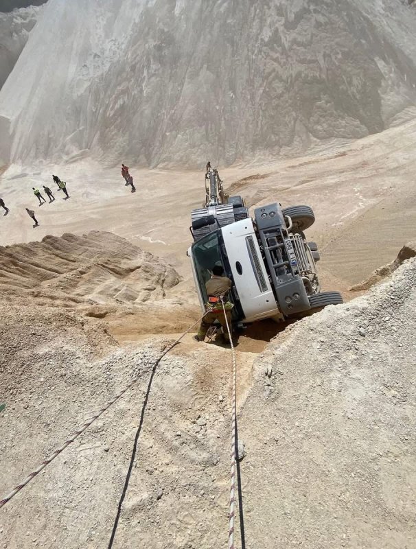 Hatay’da kum ocağında çalışan kamyon devrildi: 1 yaralı (Fotoğraflı) Arzu Kübra Doğan HATAY (İHA) - Hatay’da kum ocağında çalışan hafriyat kamyonu devrilerek yan yattı, kazada araç sürücüsü yaralandı. Edinilen bilgilere göre kaza, Antakya ilçesi Kuruyer Mahallesi’nde meydana geldi. Kum ocağında çalışan bir kamyonun devrilmesi sonucu sürücüsü yaralandı. Kazada, araç içerisinde sıkışan sürücüyü Hatay Büyükşehir Belediyesi’ne bağlı ekiplerin koordineli ve hızlı müdahalesiyle bulunduğu yerden kısa sürede kurtarıldı. Sürücü, olay yerindeki ilk müdahalenin ardından hastaneye kaldırıldı. Yaralı sürücünün sağlık durumunun iyi olduğu öğrenildi. Kazayla ilgili inceleme başlatıldı.
