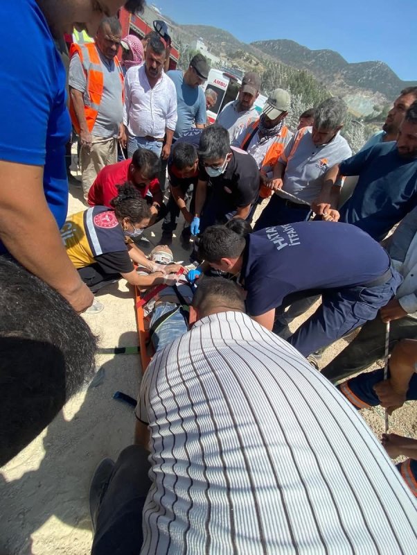 Hatay’da kum ocağında çalışan kamyon devrildi: 1 yaralı (Fotoğraflı) Arzu Kübra Doğan HATAY (İHA) - Hatay’da kum ocağında çalışan hafriyat kamyonu devrilerek yan yattı, kazada araç sürücüsü yaralandı. Edinilen bilgilere göre kaza, Antakya ilçesi Kuruyer Mahallesi’nde meydana geldi. Kum ocağında çalışan bir kamyonun devrilmesi sonucu sürücüsü yaralandı. Kazada, araç içerisinde sıkışan sürücüyü Hatay Büyükşehir Belediyesi’ne bağlı ekiplerin koordineli ve hızlı müdahalesiyle bulunduğu yerden kısa sürede kurtarıldı. Sürücü, olay yerindeki ilk müdahalenin ardından hastaneye kaldırıldı. Yaralı sürücünün sağlık durumunun iyi olduğu öğrenildi. Kazayla ilgili inceleme başlatıldı.