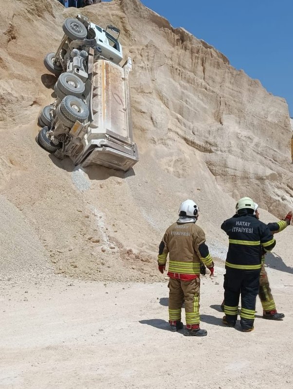 Hatay’da kum ocağında çalışan kamyon devrildi: 1 yaralı (Fotoğraflı) Arzu Kübra Doğan HATAY (İHA) - Hatay’da kum ocağında çalışan hafriyat kamyonu devrilerek yan yattı, kazada araç sürücüsü yaralandı. Edinilen bilgilere göre kaza, Antakya ilçesi Kuruyer Mahallesi’nde meydana geldi. Kum ocağında çalışan bir kamyonun devrilmesi sonucu sürücüsü yaralandı. Kazada, araç içerisinde sıkışan sürücüyü Hatay Büyükşehir Belediyesi’ne bağlı ekiplerin koordineli ve hızlı müdahalesiyle bulunduğu yerden kısa sürede kurtarıldı. Sürücü, olay yerindeki ilk müdahalenin ardından hastaneye kaldırıldı. Yaralı sürücünün sağlık durumunun iyi olduğu öğrenildi. Kazayla ilgili inceleme başlatıldı.