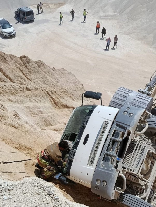 Hatay’da kum ocağında çalışan kamyon devrildi: 1 yaralı (Fotoğraflı) Arzu Kübra Doğan HATAY (İHA) - Hatay’da kum ocağında çalışan hafriyat kamyonu devrilerek yan yattı, kazada araç sürücüsü yaralandı. Edinilen bilgilere göre kaza, Antakya ilçesi Kuruyer Mahallesi’nde meydana geldi. Kum ocağında çalışan bir kamyonun devrilmesi sonucu sürücüsü yaralandı. Kazada, araç içerisinde sıkışan sürücüyü Hatay Büyükşehir Belediyesi’ne bağlı ekiplerin koordineli ve hızlı müdahalesiyle bulunduğu yerden kısa sürede kurtarıldı. Sürücü, olay yerindeki ilk müdahalenin ardından hastaneye kaldırıldı. Yaralı sürücünün sağlık durumunun iyi olduğu öğrenildi. Kazayla ilgili inceleme başlatıldı.