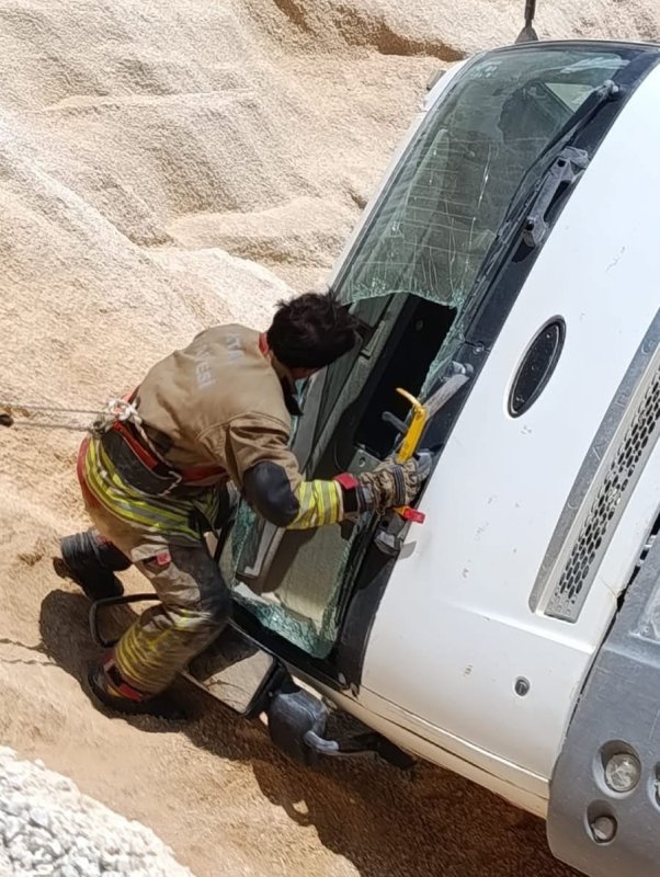 Hatay’da kum ocağında çalışan kamyon devrildi: 1 yaralı (Fotoğraflı) Arzu Kübra Doğan HATAY (İHA) - Hatay’da kum ocağında çalışan hafriyat kamyonu devrilerek yan yattı, kazada araç sürücüsü yaralandı. Edinilen bilgilere göre kaza, Antakya ilçesi Kuruyer Mahallesi’nde meydana geldi. Kum ocağında çalışan bir kamyonun devrilmesi sonucu sürücüsü yaralandı. Kazada, araç içerisinde sıkışan sürücüyü Hatay Büyükşehir Belediyesi’ne bağlı ekiplerin koordineli ve hızlı müdahalesiyle bulunduğu yerden kısa sürede kurtarıldı. Sürücü, olay yerindeki ilk müdahalenin ardından hastaneye kaldırıldı. Yaralı sürücünün sağlık durumunun iyi olduğu öğrenildi. Kazayla ilgili inceleme başlatıldı.
