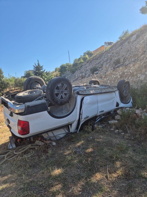 Uçurumdan yuvarlanan pikabın sürücüsü yaralandı