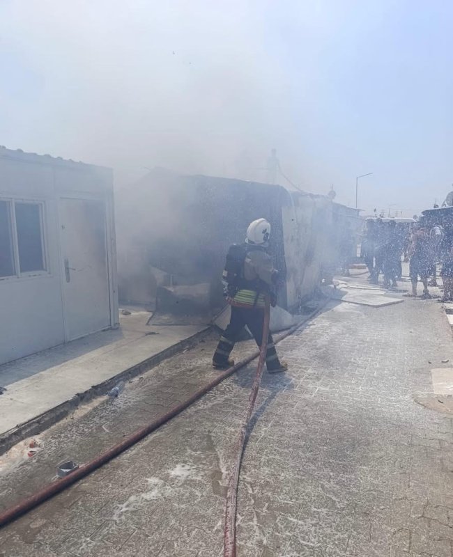 Alevlere teslim olan konteyner kullanılamaz hale geldi