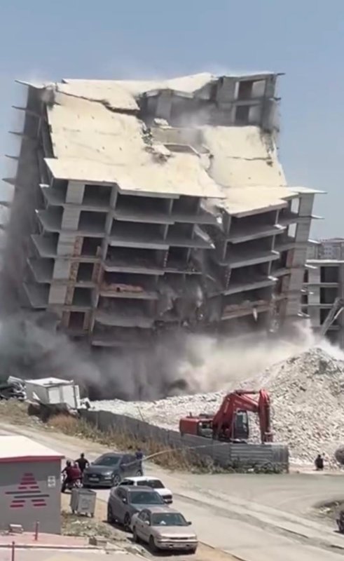 Deprem etkisi yaşatan 12 katlı binanın yerle bir olduğu anlar kamerada