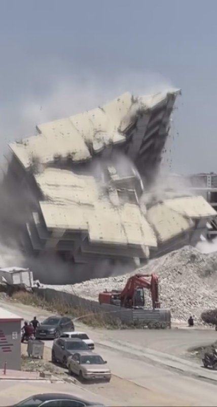 Deprem etkisi yaşatan 12 katlı binanın yerle bir olduğu anlar kamerada