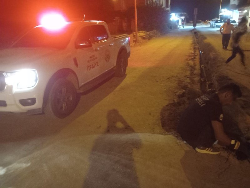 Kanalizasyon borusuna sıkışan yavru köpeği itfaiye kurtardı HATAY (İHA) - Hatay'ın Samandağ ilçesinde kanalizasyon borusuna sıkışan yavru sokak köpeği, itfaiye ekiplerince kurtarıldı. Olay, Samandağ ilçesine bağlı Kapısuyu Mahallesi Çevlik mevkisinde yaşandı. Akşam saatlerinde bir restoranın bulunduğu ara sokakta yavru sokak köpeği kanalizasyon borusunun içerisinde sıkışarak mahsur kaldı. Yavru köpeği fark eden çevredekiler, durumu itfaiye ekiplerine bildirdi. Kısa sürede bölgeye gelen Hatay Büyükşehir Belediyesi'ne bağlı Çevlik İtfaiye Timi ekipleri köpeği kurtardı. Sağlık durumu iyi olduğu belirlenen yavru köpek, yapılan kontrollerin ardından doğaya bırakıldı.