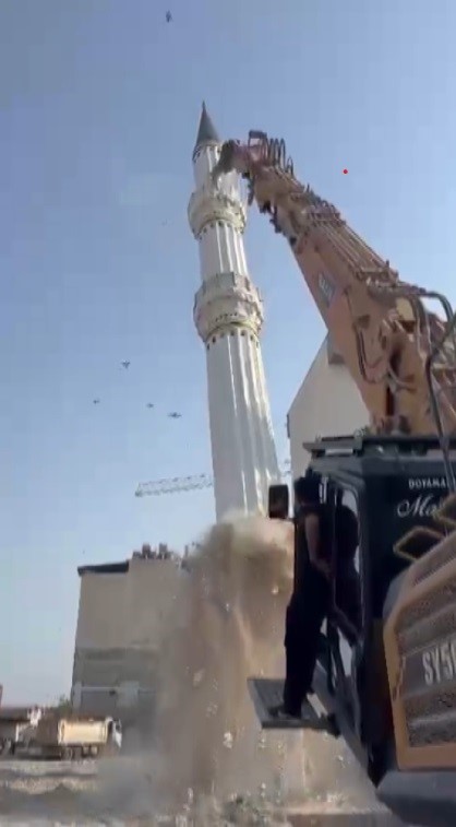 Depremde ağır hasar alan minarenin yerle bir olduğu anlar kameraya yansıdı