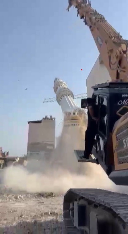 Depremde ağır hasar alan minarenin yerle bir olduğu anlar kameraya yansıdı