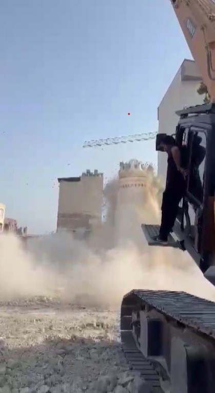 Depremde ağır hasar alan minarenin yerle bir olduğu anlar kameraya yansıdı