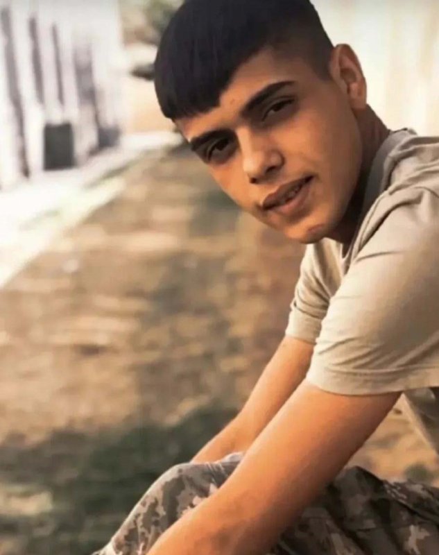 Vinç kazasında 24 yaşındaki genç öldü Arzu Kübra Doğan HATAY (İHA) - Hatay’da freni patlayan vincin 2 aracı biçerek uçurumdan uçtuğu kazada hastanede tedavi altına alınan 24 yaşındaki Hanifi Çakıcıoğlu hayatını kaybetti. Geçtiğimiz gün; Antakya ilçesi Karlısu Mahallesi’nde yaşanan kazada şantiye alanı içerisinde freni patlayan vinç, sürücüsünün kontrolünden çıkarak park halindeki hafriyat kamyonuna ve hafif ticari araca çarparak uçuruma yuvarlanmıştı. Kazada araçta sıkışan 2 kişi itfaiye ekipleri tarafından kurtarılarak sağlık ekiplerine teslim edilmişti. Hastanede tedavi altına alınan 24 yaşındaki Hanifi Çakıcıoğlu yapılan tüm müdahalelere rağmen kurtarılamadı. Diğer yaralı 21 yaşındaki M.E.'nin tedavisinin devam ettiği öğrenildi.