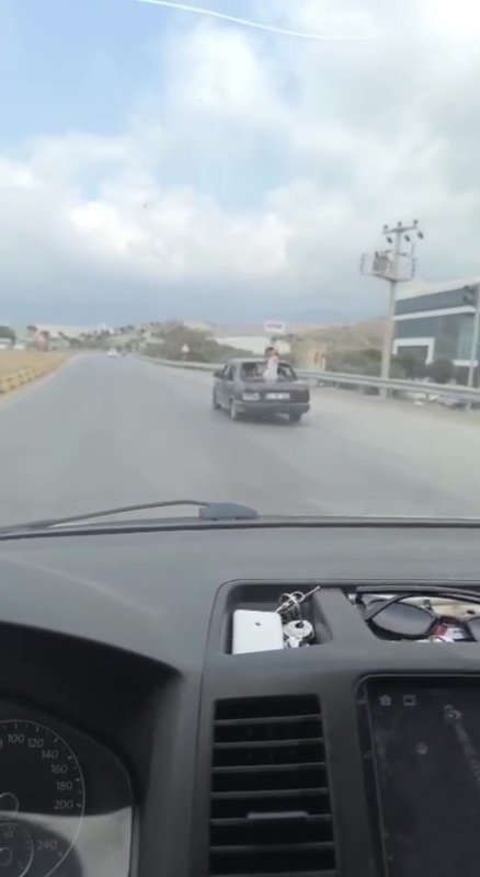 Çocukların, arka camı olmayan TOFAŞ'tan dışarı çıkarak yaptıkları ölümüne yolculuk kamerada (Fotoğraflı) Ogün Aslan HATAY (İHA) - Hatay'da arka camı olmayan TOFAŞ'ın arka kısmından dışarı sarkan çocukların trafikteki tehlikeli yolculukları kameraya yansıdı. Trafiği tehlikeye düşüren görüntüler üzerine sürücüye 7 bin 97 TL trafik cezası uygulandı. Olay, 29 Temmuz tarihinde Arsuz ilçesinde yaşandı. Trafikte seyir halinde ilerleyen arka camı olmayan TOFAŞ'tan dışarıya çıkan çocuklar, kendi canlarını ve trafiği tehlikeye attılar. Korku dolu anların sosyal medyada paylaşılması üzerine polis ekipleri konuyla ilgili çalışma başlattı. Yapılan çalışmalarda; araç sürücüsünün yabancı uyruklu S.M. olduğu tespit edildi. Sürücüye 2918 sayılı Karayolları Trafik Kanunu'nun ilgili maddeleri gereği toplam 7 bin 97 lira idari para cezası kesildi. Ayrıca sürücü hakkında TCK 179/2 maddesinden "trafik güvenliğini tehlikeye sokmak" suçundan işlem yapıldı.
