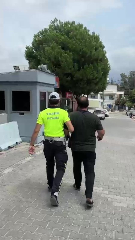 Çocukların, arka camı olmayan TOFAŞ'tan dışarı çıkarak yaptıkları ölümüne yolculuk kamerada (Fotoğraflı) Ogün Aslan HATAY (İHA) - Hatay'da arka camı olmayan TOFAŞ'ın arka kısmından dışarı sarkan çocukların trafikteki tehlikeli yolculukları kameraya yansıdı. Trafiği tehlikeye düşüren görüntüler üzerine sürücüye 7 bin 97 TL trafik cezası uygulandı. Olay, 29 Temmuz tarihinde Arsuz ilçesinde yaşandı. Trafikte seyir halinde ilerleyen arka camı olmayan TOFAŞ'tan dışarıya çıkan çocuklar, kendi canlarını ve trafiği tehlikeye attılar. Korku dolu anların sosyal medyada paylaşılması üzerine polis ekipleri konuyla ilgili çalışma başlattı. Yapılan çalışmalarda; araç sürücüsünün yabancı uyruklu S.M. olduğu tespit edildi. Sürücüye 2918 sayılı Karayolları Trafik Kanunu'nun ilgili maddeleri gereği toplam 7 bin 97 lira idari para cezası kesildi. Ayrıca sürücü hakkında TCK 179/2 maddesinden "trafik güvenliğini tehlikeye sokmak" suçundan işlem yapıldı.